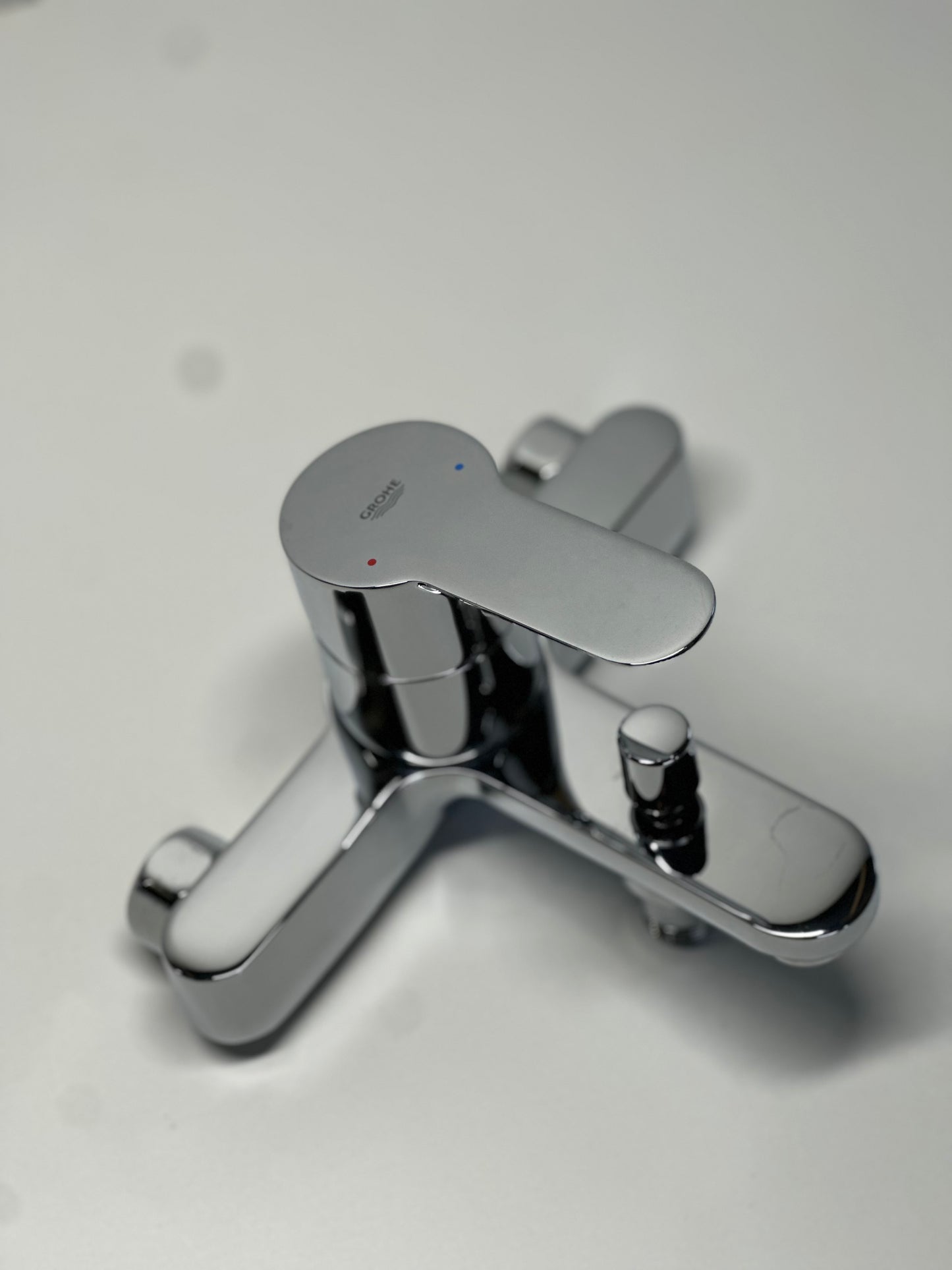 GROHE BauEdge, Badewannenarmatur (Duscharmatur für die Badewanne, Mischbatterie mit automatischer Umstellung Wanne/Brause, mit integriertem Rücklaufventil, S-Anschlüsse), chrom, 23334000