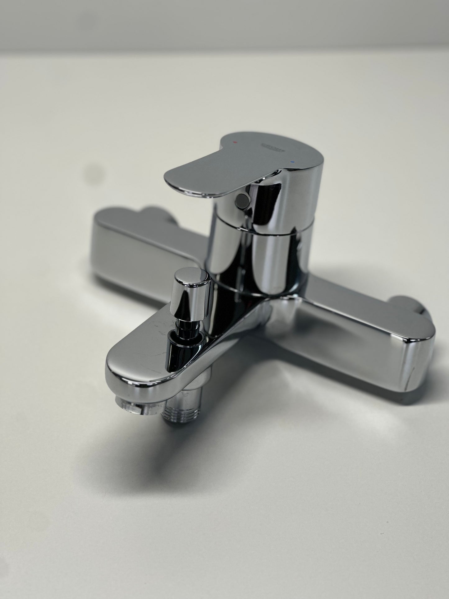 GROHE BauEdge, Badewannenarmatur (Duscharmatur für die Badewanne, Mischbatterie mit automatischer Umstellung Wanne/Brause, mit integriertem Rücklaufventil, S-Anschlüsse), chrom, 23334000